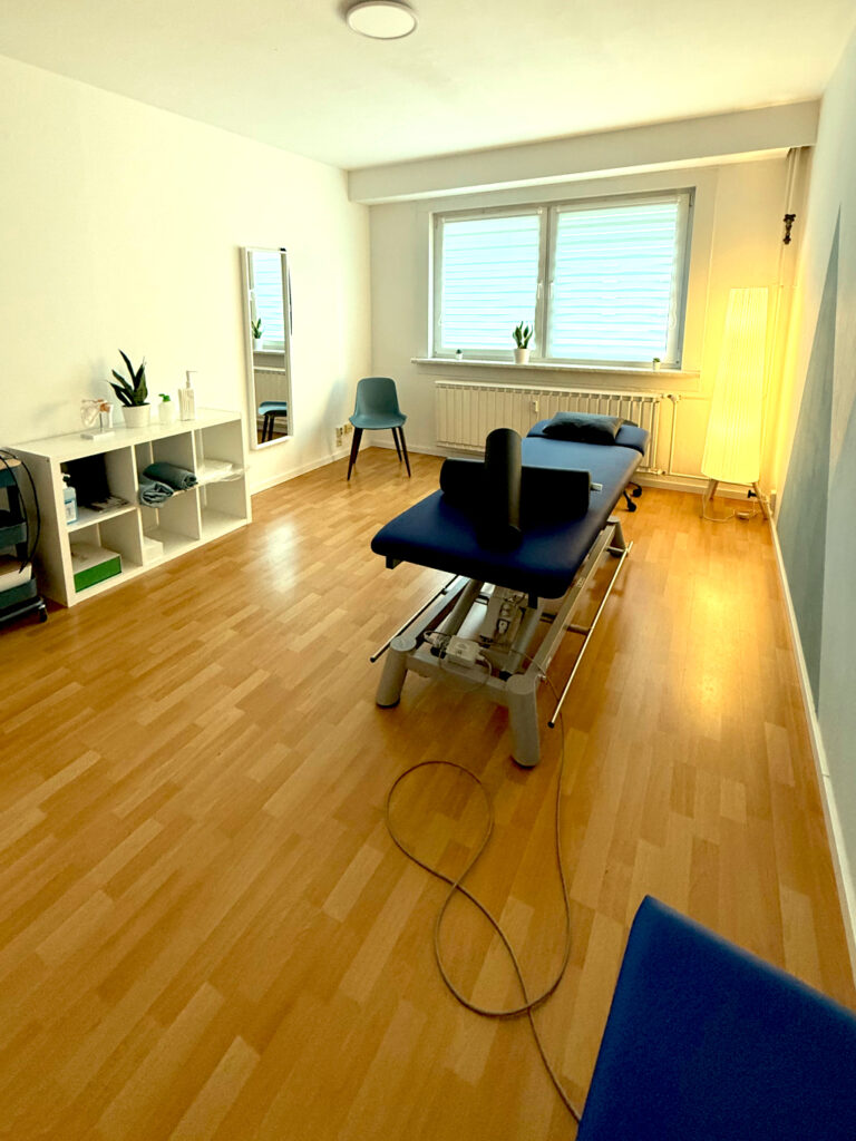 Der gemütliche Behandlungsraum von Physiotherapie Roggensack in Lichtenberg.